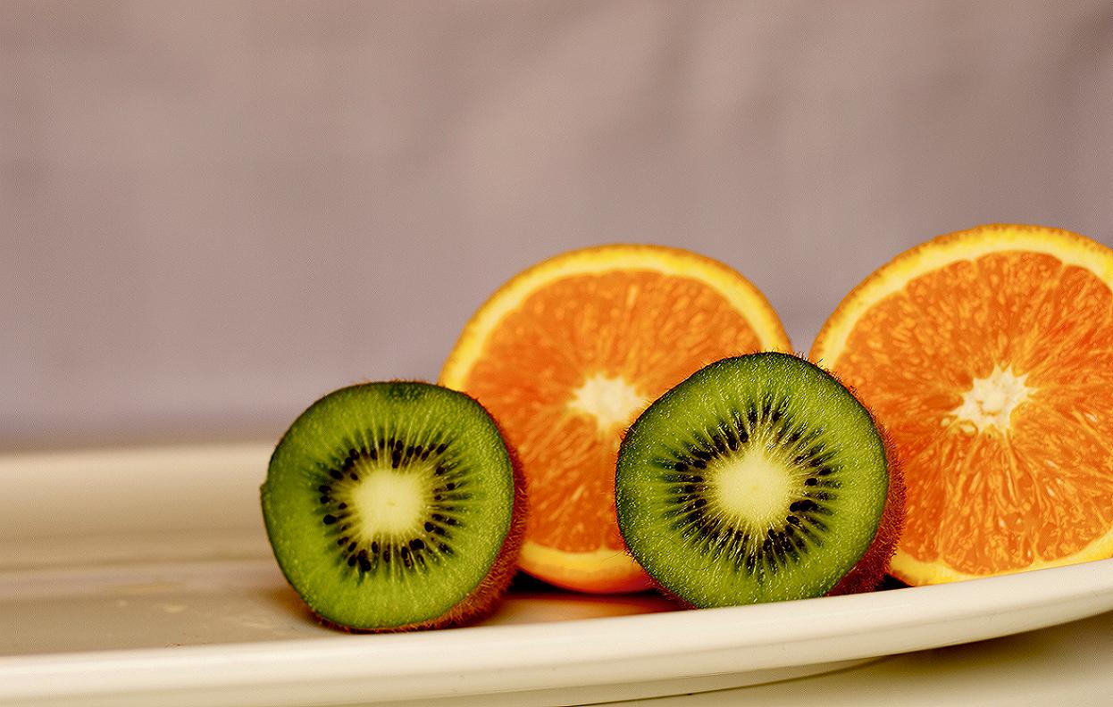 plate with kiwi and orange cut in half